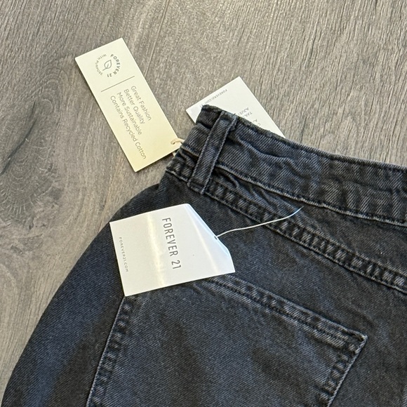 🔥Forever 21 Dark Black Denim Jean Shorts size 29 NWT - Picture 2 of 7